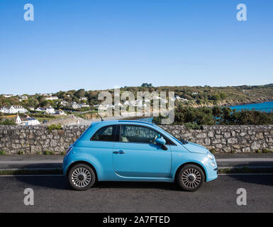 COVERACK, Cornwall, Großbritannien - 13 September 2019. Das Profil der ein niedliches, Pastell-blaue Fiat 500 Auto im Freien an der Küste mit blauem Himmel und Kopieren über Stockfoto