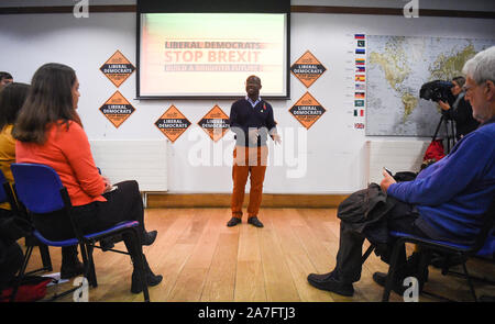 Liberaler Demokrat MP Sam Gyimah spricht beim Start seiner Kampagne in Kensington, ein neues Ziel für die Partei, die an der St Sarkis armenische Kirche in Kensington, London. Stockfoto