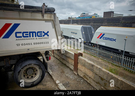 CEMEX Hope Street in Salford übernimmt Stein von Buxton mit ihrer eigenen Klasse 66 livrierten Lokomotive und passende Güterwagen Trichter Stockfoto