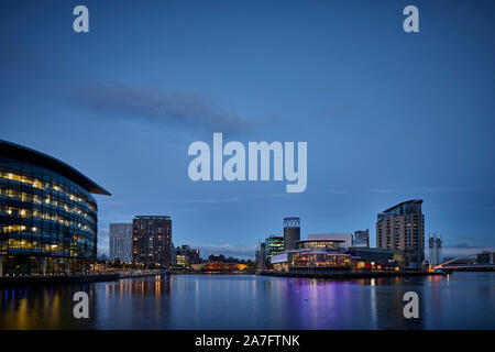 Nacht in MediacityUK Salford Quays regeneriert Docks, Lowry Theatre und BBC-Büros und Millennium Bridge Stockfoto