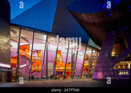 Nacht in MediacityUK Salford Quays regeneriert Docks, Suche innerhalb der Lowry Theater Stockfoto