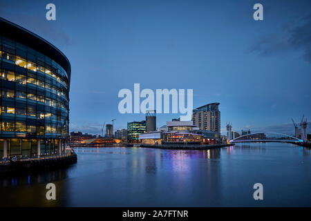 Nacht in MediacityUK Salford Quays regeneriert Docks, Lowry Theatre und BBC-Büros und Millennium Bridge Stockfoto