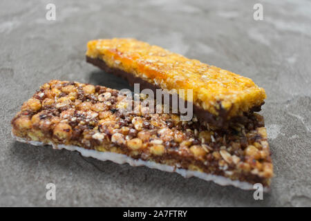 Zwei Müsliriegel auf grauem Hintergrund. Die Aussicht von oben. Stockfoto