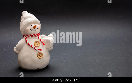 Weihnachten Schneemann auf Grau Schwarz Farbe Hintergrund, kopieren Raum Stockfoto