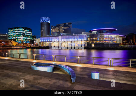 Nacht in MediacityUK Salford Quays regeneriert Docks, Lowry Theatre Stockfoto