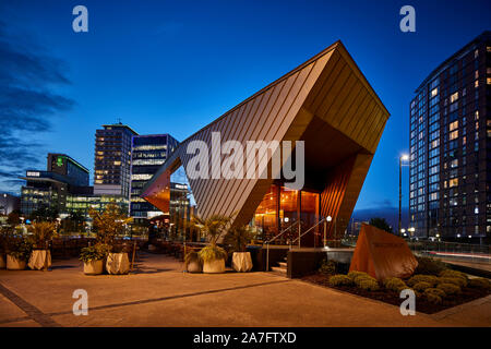 Nacht in MediacityUK Salford Quays regeneriert Docks, Reid Architekten Alchemist Media City mit BBC Studios und Büro HQ über dem Waschbecken Stockfoto