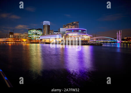 Nacht in MediacityUK Salford Quays regeneriert Docks, Lowry Theatre Stockfoto