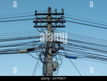 Ein Durcheinander von Verschränkten Strom Kabel und Pole, auf einer Straße in Brasilien Stockfoto