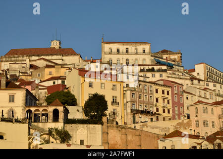 Abendansicht von Gebäuden in der Altstadt von Coimbra Portugal Stockfoto