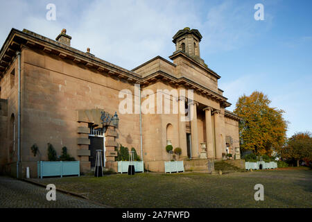 Stadt Knutsford, Cheshire. Das Wahrzeichen Gerichtsgebäude Gebäude auf Toft Straße, ein ehemaliges Gerichtsgebäude, Sitzungen Haus entworfen von George MoneypennyII * in einem Stockfoto