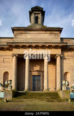 Stadt Knutsford, Cheshire. Das Wahrzeichen Gerichtsgebäude Gebäude auf Toft Straße, ein ehemaliges Gerichtsgebäude, Sitzungen Haus entworfen von George MoneypennyII * in einem Stockfoto