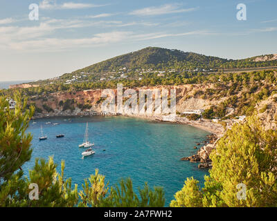 Luftaufnahme von natürlichen Park und Strand der Cala D'Hort auf Ibiza, Balearen, Spanien Stockfoto