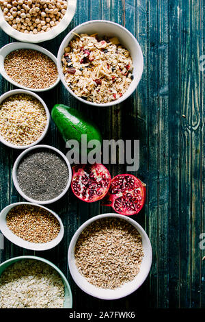 Abwechslungsreiche Auswahl von unverarbeitetem Getreide auf Schalen, Ansicht von oben flach, Linsen, Bulgur und Quinoa, Hanfsamen, Sonnenblumenkerne, brauner Reis, Reis, gesundes Essen Konzept, av Stockfoto