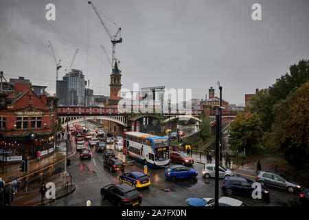 Manchester Deansgate, Whitworth Street Junction im Regen und besetzt mit Verkehr Stockfoto