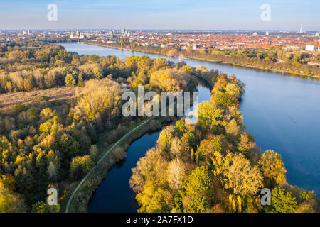 Drone Schuß von Leine und Maschsee im Herbst, Stadt Hannover, Deutschland Stockfoto