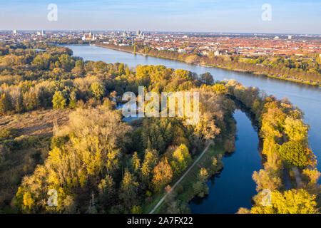 Drone Schuß von Leine und Maschsee im Herbst, Stadt Hannover, Deutschland Stockfoto