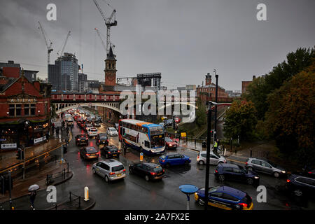 Manchester Deansgate, Whitworth Street Junction im Regen und besetzt mit Verkehr Stockfoto