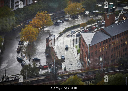 Manchester Castlefiled Castle Street und der Bridgewater Canal mit Eastgate Mühle im Regen Stockfoto