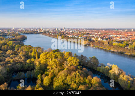 Drone Schuß von Leine und Maschsee im Herbst, Stadt Hannover, Deutschland Stockfoto