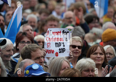 Die Teilnehmer der Rallye 2020 Indyref, bewirtet durch die nationale Zeitung, auf dem George Square in Glasgow. PA-Foto. Bild Datum: Samstag, November 2, 2019. Siehe PA Geschichte Politik der Unabhängigkeit. Photo Credit: Andrew Milligan/PA-Kabel Stockfoto