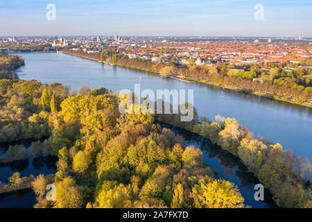 Drone Schuß von Leine und Maschsee im Herbst, Stadt Hannover, Deutschland Stockfoto