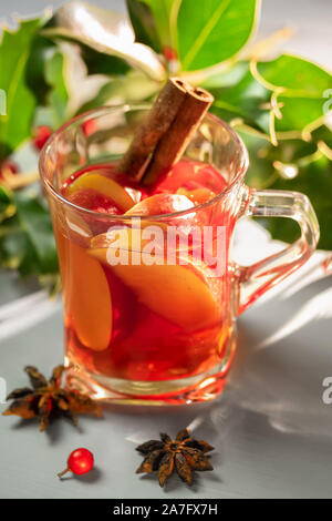 Punsch mit Äpfeln und Anis Stockfoto