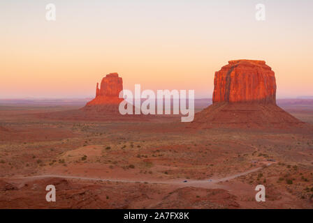 East Mitten Butte und Merrick Butte in Monument Valley, Utah, Vereinigte Staaten von Amerika Stockfoto