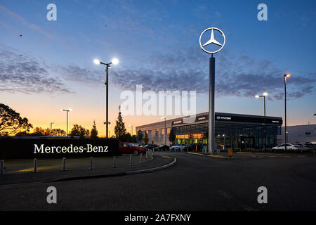 Mercedes Benz Autohaus Cheshire Oaks und Hyundai nebenan Stockfoto