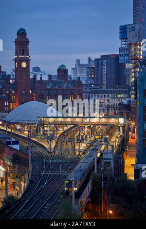 Manchester Skyline, Principal Hotel früher Schloss und Bahnhof Oxford Road entlang der Whitworth Street Stockfoto