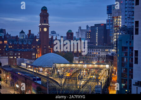 Manchester Skyline, Principal Hotel früher Schloss und Bahnhof Oxford Road entlang der Whitworth Street Stockfoto