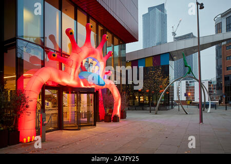 Manchester Skyline, Innside Hotel Manchester auf der ersten Straße mit einem aufblasbaren Monster Tür Halloween Veranstaltung Stockfoto