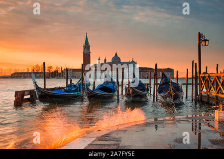 Gondeln auf dem Canal Grande bei Sonnenaufgang in Venedig, Italien Stockfoto