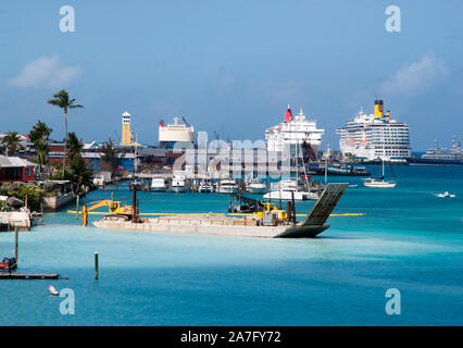 Nassau City Marina und Kreuzfahrtschiffe in einem Hintergrund (Bahamas). Stockfoto