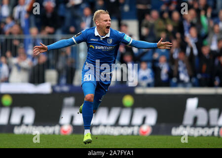 Magdeburg, Deutschland. 02 Nov, 2019. Fussball: 3.Liga, 1.FC Magdeburg - Hallescher FC, 14. Spieltag. Die Magdeburger Sören Bertram jubelt nach seinem Ziel für die 1-0 führen. Credit: Ronny Hartmann/dpa-Zentralbild/dpa/Alamy leben Nachrichten Stockfoto