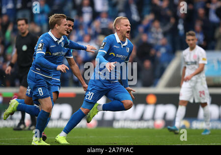 Magdeburg, Deutschland. 02 Nov, 2019. Fussball: 3.Liga, 1.FC Magdeburg - Hallescher FC, 14. Spieltag. Die Magdeburger Sören Bertram (rechts) freut sich nach seinem Ziel für die 1-0 Führung mit Thore Jacobsen (M) und Tarek Chahed (links). Credit: Ronny Hartmann/dpa-Zentralbild/dpa/Alamy leben Nachrichten Stockfoto