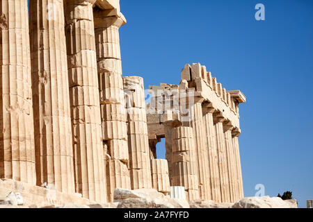 Athen, die Hauptstadt Griechenlands im 5. Jahrhundert Sehenswürdigkeiten Ruinen Parthenon Tempel Athen Akropolis, liegt auf einem felsigen Hügel, mit Blick auf die Stadt Athen Stockfoto