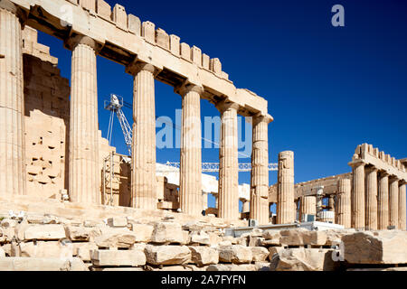 Athen, die Hauptstadt Griechenlands im 5. Jahrhundert Sehenswürdigkeiten Ruinen Parthenon Tempel Athen Akropolis, liegt auf einem felsigen Hügel, mit Blick auf die Stadt Athen Stockfoto