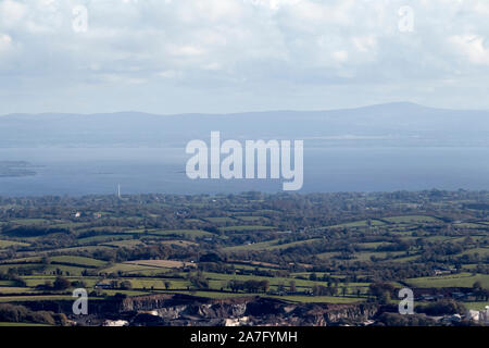 Blick von Slieve Gallion in Richtung Lough Neagh und County Antrim über County Derry in Nordirland Stockfoto