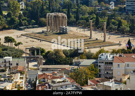 Athen, die Hauptstadt der Griechenland Sehenswürdigkeiten Ruinen, Tempel des Olympischen Zeus und der Bogen des Hadrian, in Griechisch als das Hadrianstor bekannt Stockfoto