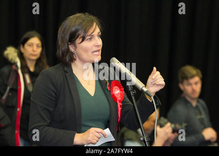 Swindon, UK. 02 Nov, 2019. Sarah Kirche Adressen Bewohner von Swindon als Teil der Arbeit Partys allgemeinen Wahlkampagne, Kredit: Bliss Lane/Alamy leben Nachrichten Stockfoto