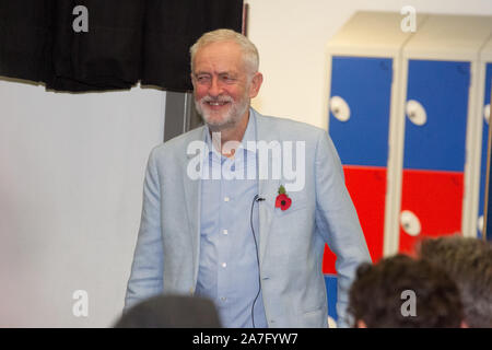 Swindon, UK. 02 Nov, 2019. Der Führer der Jeremy Corbyn betritt den Raum für die Bewohner von Swindon als Teil der Arbeit Partys allgemeinen Wahlkampagne, Kredit: Bliss Lane/Alamy Leben Nachrichten Adresse Stockfoto