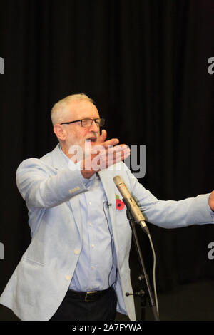 Swindon, UK. 02 Nov, 2019. Der Führer der Jeremy Corbyn Adressen Bewohner von Swindon als Teil der Arbeit Partys allgemeinen Wahlkampagne, Kredit: Bliss Lane/Alamy leben Nachrichten Stockfoto