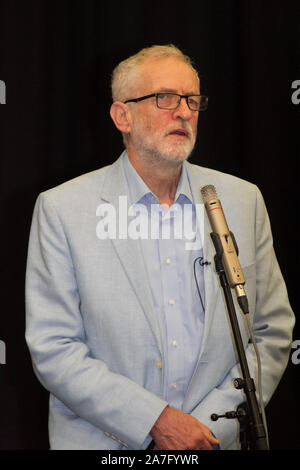 Swindon, UK. 02 Nov, 2019. Der Führer der Jeremy Corbyn Adressen Bewohner von Swindon als Teil der Arbeit Partys allgemeinen Wahlkampagne, Kredit: Bliss Lane/Alamy leben Nachrichten Stockfoto