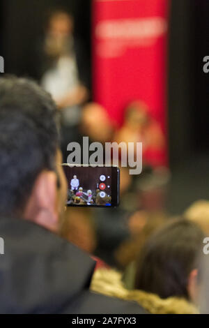 Swindon, UK. 02 Nov, 2019. Arbeit Unterstützer Filme mit seinem Mobiltelefon wie Jeremy Corbyn Adressen Bewohner von Swindon als Teil der Arbeit Partys allgemeinen Wahlkampagne, Kredit: Bliss Lane/Alamy leben Nachrichten Stockfoto