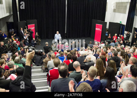 Swindon, UK. 02 Nov, 2019. Der Führer der Jeremy Corbyn Adressen Bewohner von Swindon als Teil der Arbeit Partys allgemeinen Wahlkampagne, Kredit: Bliss Lane/Alamy leben Nachrichten Stockfoto