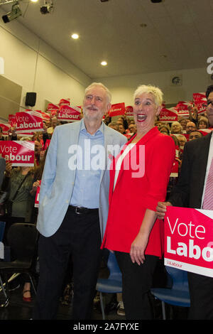 Swindon, UK. 02 Nov, 2019. Der Führer der Jeremy Corbyn besitzen für Fotos, nachdem er Adressen Bewohner von Swindon als Teil der Arbeit Partys allgemeinen Wahlkampagne, Kredit: Bliss Lane/Alamy leben Nachrichten Stockfoto