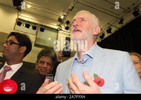 Swindon, UK. 02 Nov, 2019. Der Führer der Jeremy Corbyn besitzen für Fotos, nachdem er Adressen Bewohner von Swindon als Teil der Arbeit Partys allgemeinen Wahlkampagne, Kredit: Bliss Lane/Alamy leben Nachrichten Stockfoto