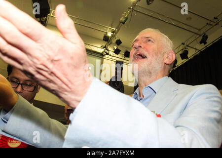 Swindon, UK. 02 Nov, 2019. Der Führer der Jeremy Corbyn besitzen für Fotos, nachdem er Adressen Bewohner von Swindon als Teil der Arbeit Partys allgemeinen Wahlkampagne, Kredit: Bliss Lane/Alamy leben Nachrichten Stockfoto