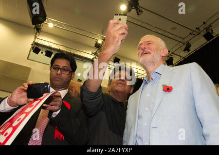 Swindon, UK. 02 Nov, 2019. Der Führer der Jeremy Corbyn besitzen für Fotos, nachdem er Adressen Bewohner von Swindon als Teil der Arbeit Partys allgemeinen Wahlkampagne, Kredit: Bliss Lane/Alamy leben Nachrichten Stockfoto