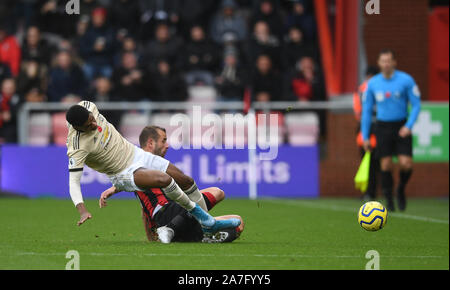 Vitalität Stadium, Bournemouth, Dorset, Großbritannien. 2 Nov, 2019. Fußball der englischen Premier League, Bournemouth Athletic gegen Manchester United; Steve Cook von Bournemouth fouls Marcus Rashford von Manchester United - Streng redaktionelle Verwendung. Keine Verwendung mit nicht autorisierten Audio-, Video-, Daten-, Spielpläne, Verein/liga Logos oder "live" Dienstleistungen. On-line-in-Match mit 120 Bildern beschränkt, kein Video-Emulation. Keine Verwendung in Wetten, Spiele oder einzelne Verein/Liga/player Publikationen Quelle: Aktion plus Sport/Alamy leben Nachrichten Stockfoto